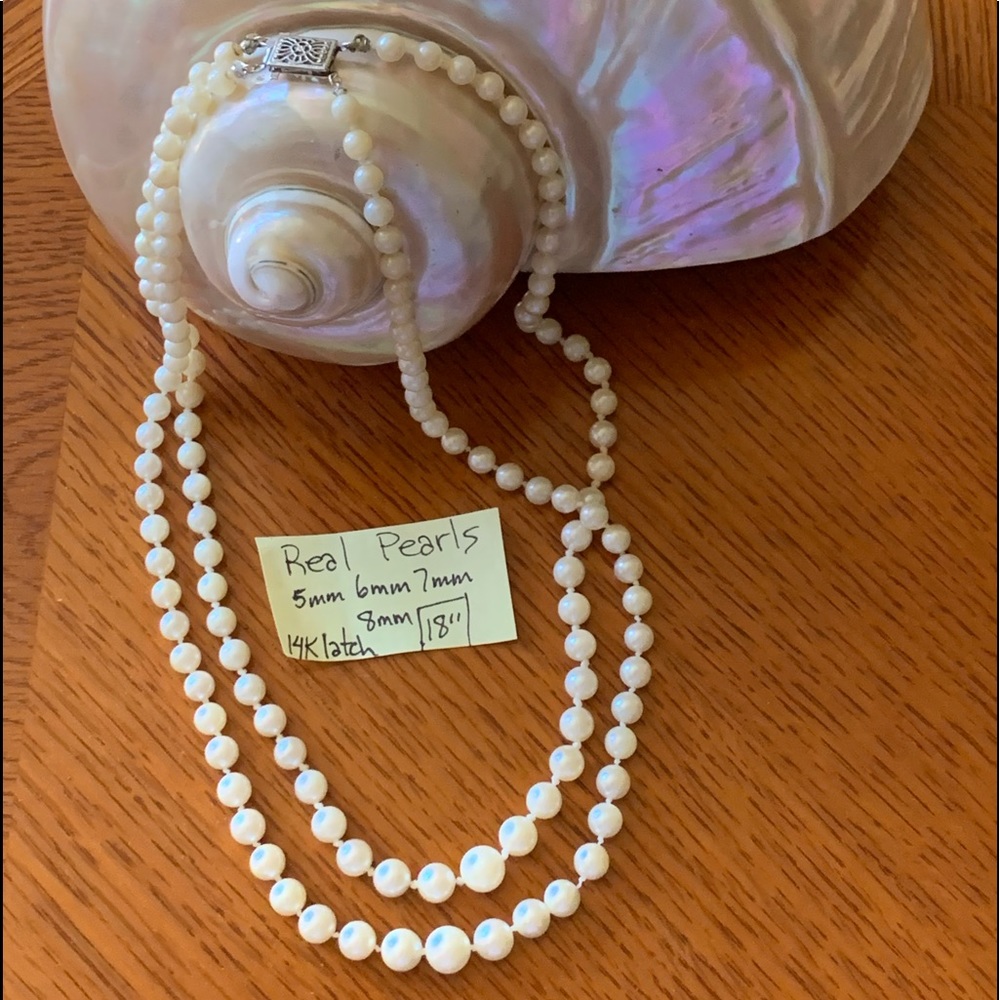 Vintage high-quality pearl necklace with 14 karat gold latch.